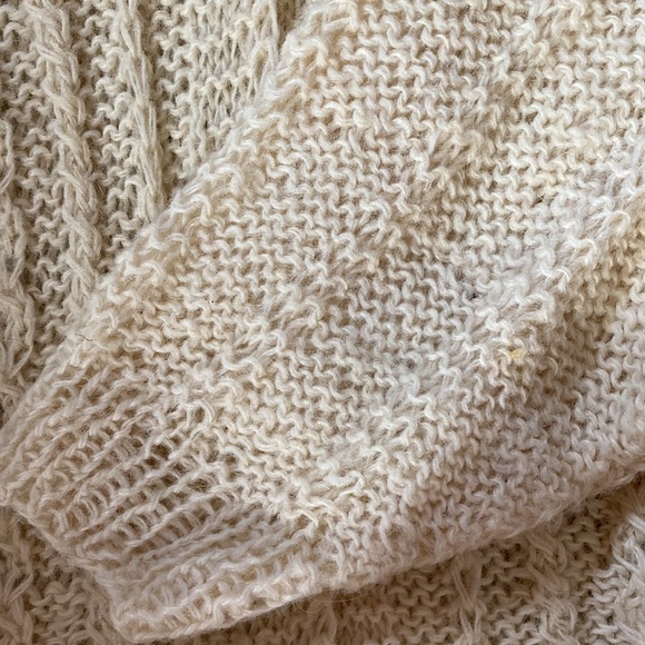 Lovely, Loose Hand-Knit Cardigan with yearn covered buttons. Size M. 100% wool - Picture 4 of 5